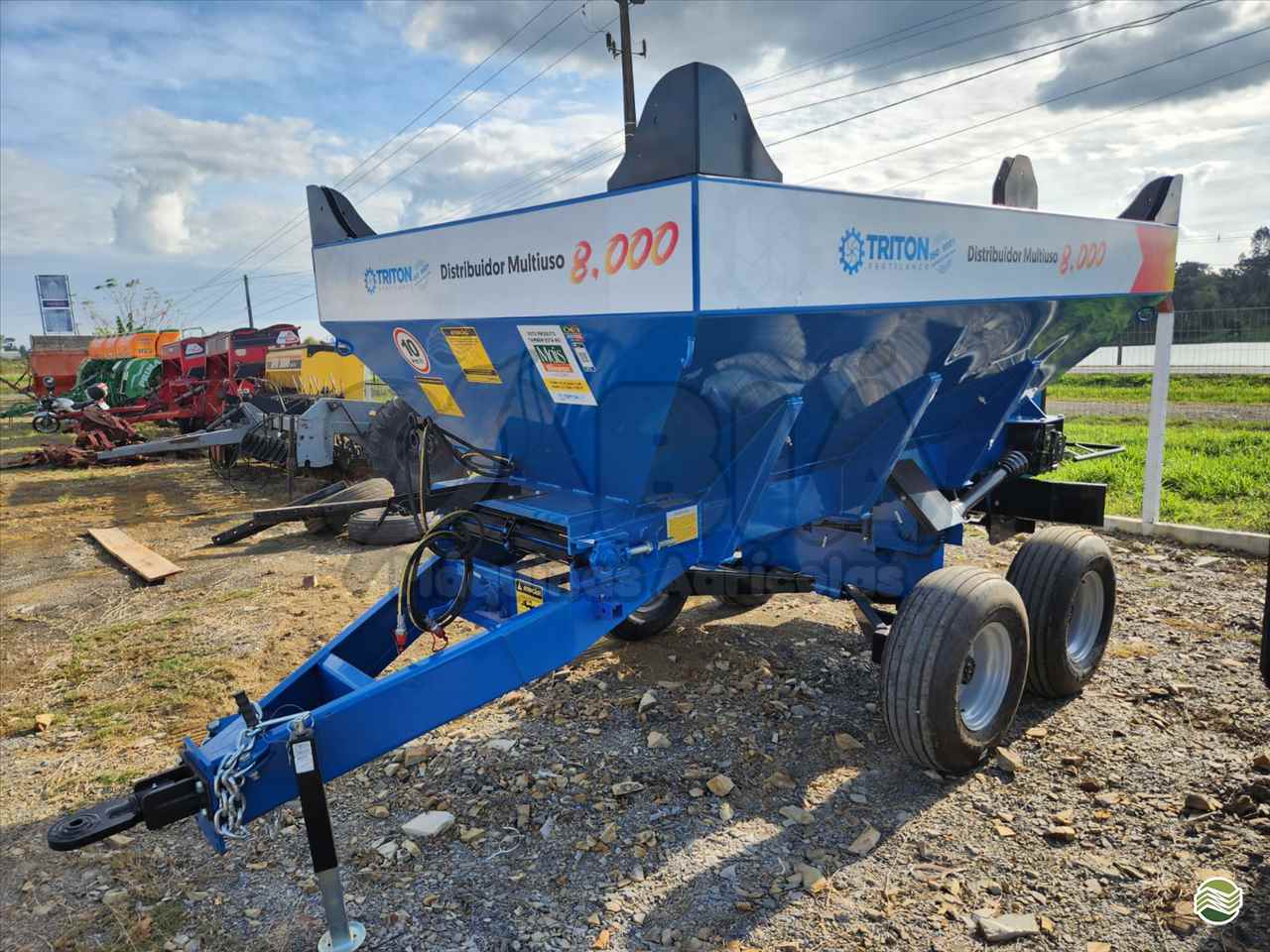 IMPLEMENTOS AGRICOLAS DISTRIBUIDOR CALCÁRIO 8000 Kg Sabiá Máquinas Agrícolas IRATI PARANÁ PR